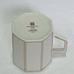 ❤ GIVENCHY(ジバンシー)の白地に金線模様の八角小皿とティーカップセット ❤の画像