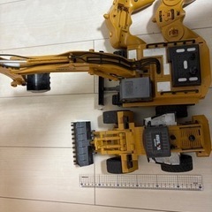 電動ブルドーザーとショベルカー