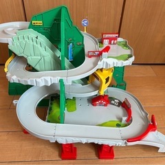 トミカ　トンネルくぐってやまのぼりドライブ
