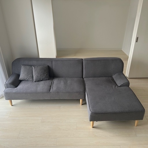 モダンデコ　三人掛けＬ字カウチソファー　スモークグレー　クッション付き