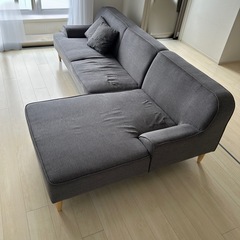 モダンデコ　三人掛けＬ字カウチソファー　スモークグレー　クッション付き の画像