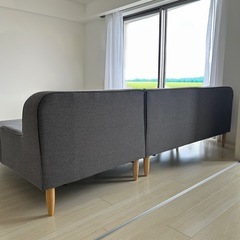 モダンデコ　三人掛けＬ字カウチソファー　スモークグレー　クッション付き の画像