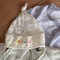 50〜60サイズ肌着8枚、帽子1枚の画像