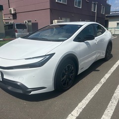 新型プリウス　新古車　4WD