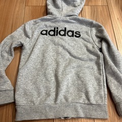 adidas パーカーの画像