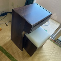 コンパクト化粧台、スツール付き