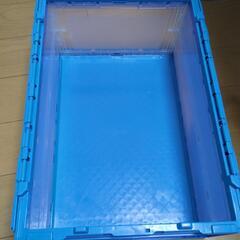3つあります。薄型オリコン３０L透明ボックス