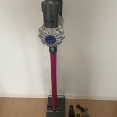  ◆ジャンク品◆dyson ダイソン DC62 コードレスクリーナー 掃除機 付属品・スタンド付き