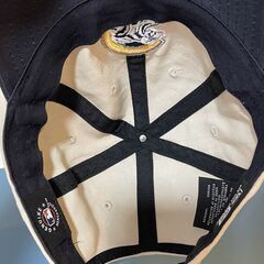 NEW ERAの調節可能な帽子 - シカゴ・カブス」とミシガン大学のコラボレーションの画像