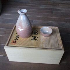 未使用　おちょこ（１つ）・とっくり（４つ）木箱入り
