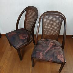 テーブルと椅子のセットの画像