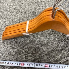 木ハンガー5本の画像