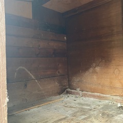 屋外にある物置・ゴミ箱などに使える箱ものの画像