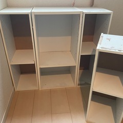 カラーボックス4個(上に板を置いて机にしていました)