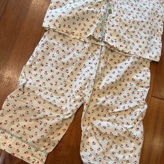 韓国子供服　パジャマ　花柄　120の画像