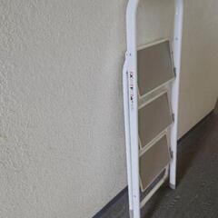 【引渡し者決定】美品 CAINZ/カインズ 折りたたみ踏み台 3段 ホワイト ステップ ふみ台 手摺付きの画像
