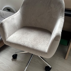 パソコンデスクと椅子の画像