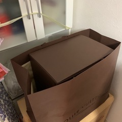 ルイヴィトンの紙バッグと鞄購入時の箱の画像