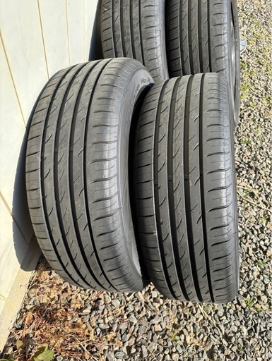 ネクセン　215/60R16 走行距離50キロ ４本