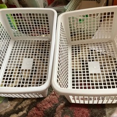 白いプラスチック製カゴ