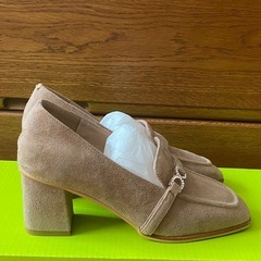 ★新品　本革　スエード　パンプス  太ヒール 前裏滑り止め　歩きやすいの画像