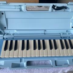 ヤマハYAMAHA 32鍵の青い鍵盤ハーモニカ、ケース付き。付属品: ホースの画像