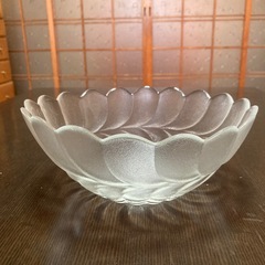 【中古美品】佐々木ガラス　23cm深鉢　リーフ柄　フリル状　箱無し　サラダボウル　フルーツ盛り皿の画像