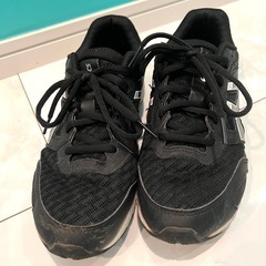 【23.5cm】asics アシックス　スニーカー　運動靴　ブラック×シルバーの画像