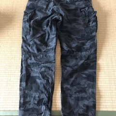 迷彩柄カーゴパンツの画像