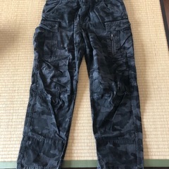 迷彩柄カーゴパンツ