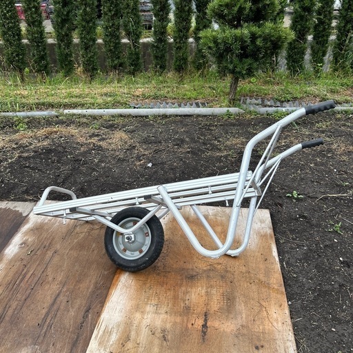 収穫　園芸　農業　アルミコンテナカー.軽量一輪車