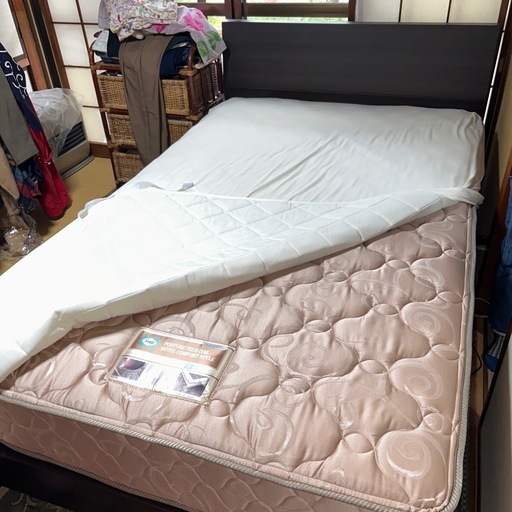 ニトリ製、ダーク木目ベッドフレーム、シーリーマットレス