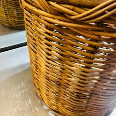 【武蔵小山店】 ラタン バスケット かご 籐かご 特大 収納 丸型バスケット ナチュラル雑貨 アジアン家具 インテリアバスケット おしゃれ ランドリーバスケット 大型バスケット かご収納 北欧風 竹かご 天然素材 籐製 かごバッグ　検　ビンテージ　レトロ　インテリア　A 【在庫2点】の画像