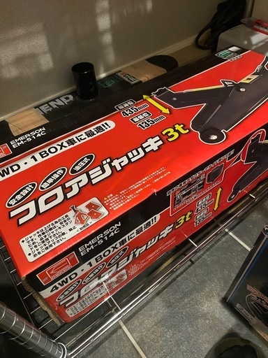 フロアジャッキとトルクレンチ