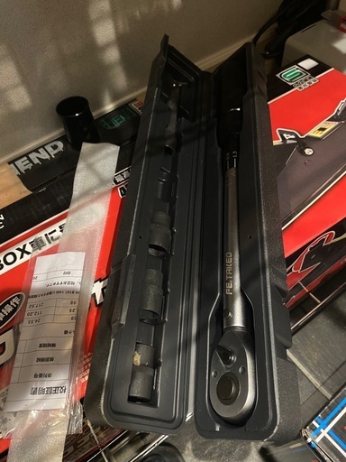 フロアジャッキとトルクレンチ