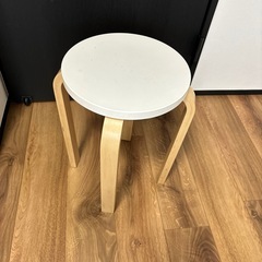 シンプルな白い椅子の画像