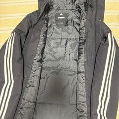adidasベンチコートの画像