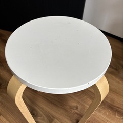 シンプルな白い椅子の画像