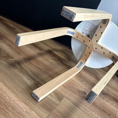 シンプルな白い椅子の画像