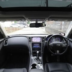 即乗りＯＫ スカイラインハイブリッド エマージェンシーブレーキ レーダークルーズ ナビ フルセグTV Bluetooth アラウンドビューモニター インテリキー サンルーフ 黒本革シート シートヒーター LEDライト ETCの画像
