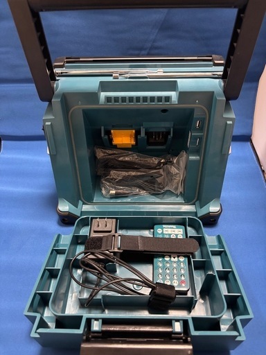 　値下げしました！美品　Makita 充電式ラジオ付きテレビ TV100