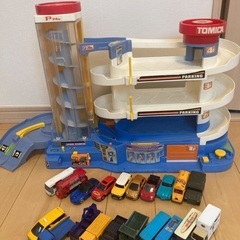 トミカパーキングと車20台の画像