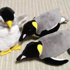 エンペラーペンギン2匹とヒナのぬいぐるみの画像