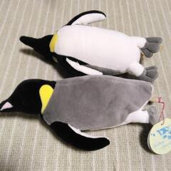 エンペラーペンギン2匹とヒナのぬいぐるみの画像