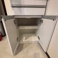 スタイリッシュな収納キャビネットの画像
