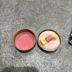 チーク2つ、リップグロス2つの画像