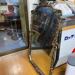 大きい古めの鏡　　　壁掛けタイプ