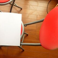 組立式テーブルとハート型パイプ椅子2個のセットの画像