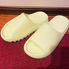 adidas YEEZY Slide "Glow Green" ...