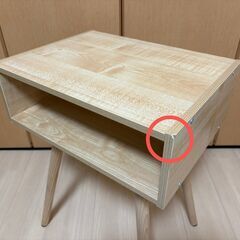 木製サイドテーブルの画像